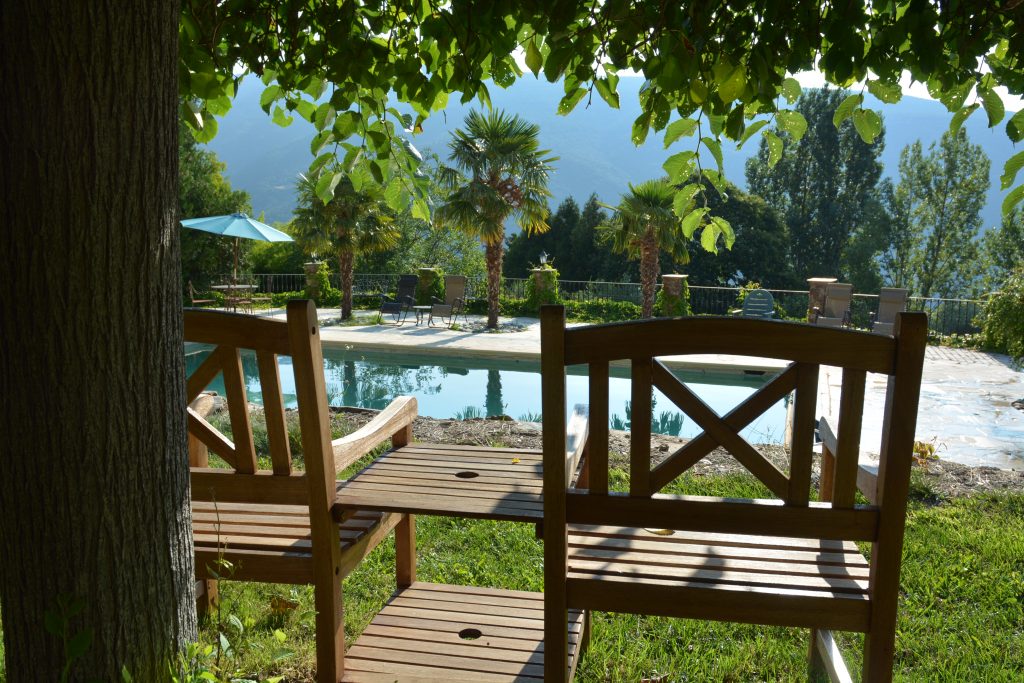 Shady places to relax beside the swimming pool at Cortijos REY FINI.